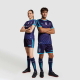 Un homme et une femme portant des tenues de sport, avec un visuel imprimé comprenant un numéro, des éléments graphiques et du te
