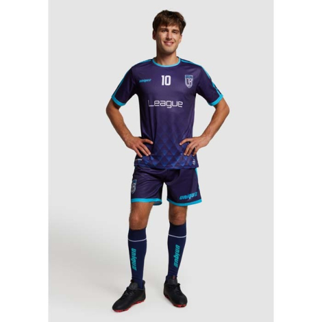 Homme portant une tenue de sport, avec un visuel imprimé incluant un numéro et du texte sur la face avant.