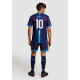 Homme vu de dos portant une tenue de sport, avec un marquage composé d’un nom et d’un numéro au centre du dos.