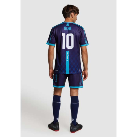 Homme vu de dos portant une tenue de sport, avec un marquage composé d’un nom et d’un numéro au centre du dos.
