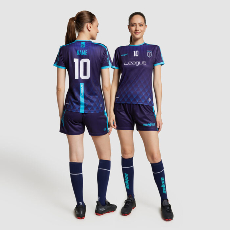 Deux femmes portant des tenues de sport, l’une vue de dos avec un nom et un numéro, l’autre vue de face avec un numéro et du tex