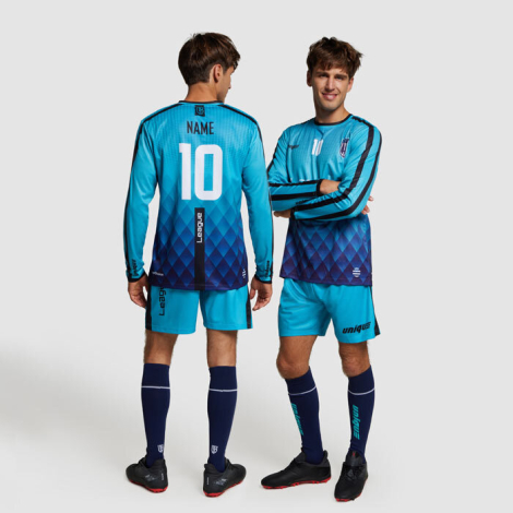 Deux hommes portant des tenues de sport, l’un vu de dos avec un nom et un numéro, l’autre vu de face avec un visuel imprimé incl