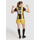 Femme vue de dos portant une tenue de sport, avec un marquage composé d’un nom et d’un numéro au centre du dos.