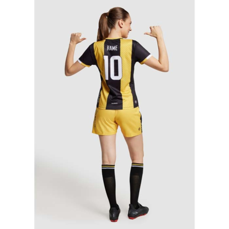 Femme vue de dos portant une tenue de sport, avec un marquage composé d’un nom et d’un numéro au centre du dos.
