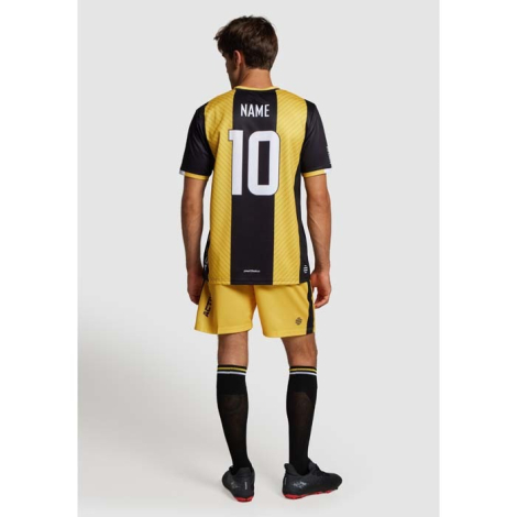 Homme vu de dos portant une tenue de sport, avec un marquage composé d’un nom et d’un numéro centré sur le dos.