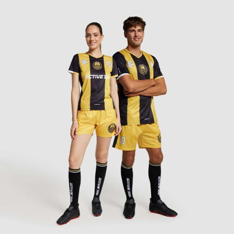 Un homme et une femme portant des tenues de sport, avec un visuel imprimé en bandes verticales et des éléments graphiques sur le