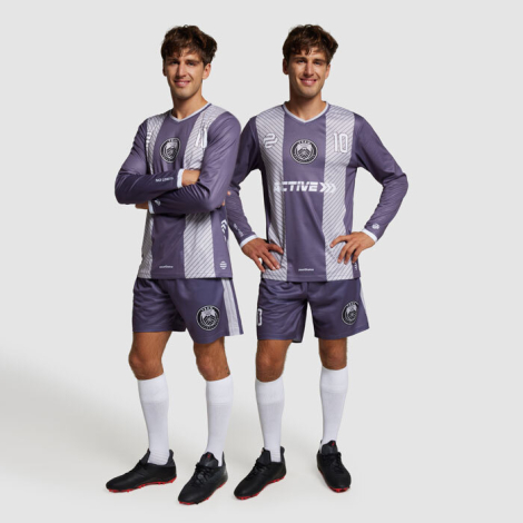 Deux hommes portant des tenues de sport à manches longues, avec un visuel imprimé en bandes verticales et des éléments graphique