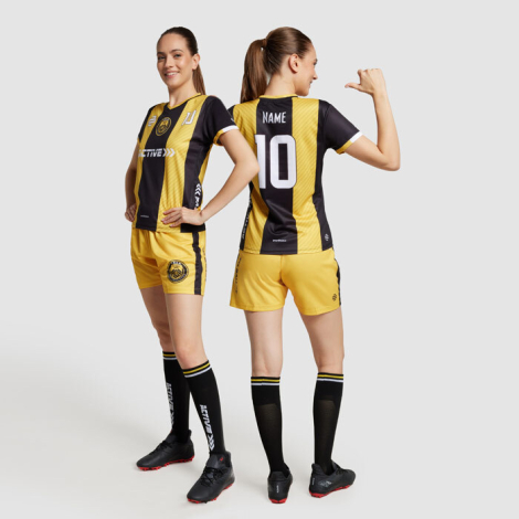 Deux femmes portant des tenues de sport, l’une vue de face et l’autre de dos, avec un marquage composé d’un nom et d’un numéro s
