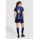 Femme vue de dos portant une tenue de sport, avec un marquage composé d’un numéro centré et un élément graphique vertical. Femme vue de dos portant une tenue de sport, avec un marquage composé d’un numéro centré et un élément graphique vertical.