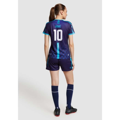 Femme vue de dos portant une tenue de sport, avec un marquage composé d’un numéro centré et un élément graphique vertical.