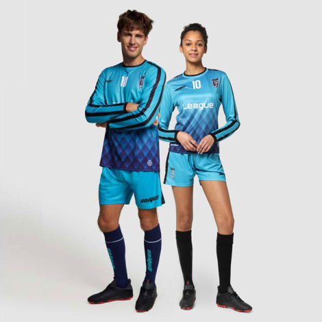 Un homme et une femme portant des tenues de sport à manches longues, avec un visuel imprimé en dégradé et des éléments graphique