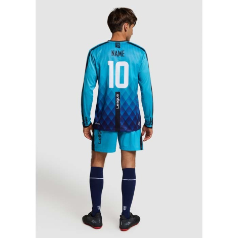 Homme vu de dos portant une tenue de sport, avec un marquage composé d’un nom et d’un numéro centré.