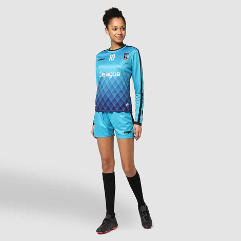 Femme portant une tenue de sport, avec un visuel imprimé en dégradé incluant un numéro et du texte sur la poitrine.