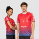 Un homme et une femme portant des t-shirts, avec un visuel imprimé en dégradé et des éléments graphiques sur la poitrine. Un homme et une femme portant des t-shirts, avec un visuel imprimé en dégradé et des éléments graphiques sur la poitrine.