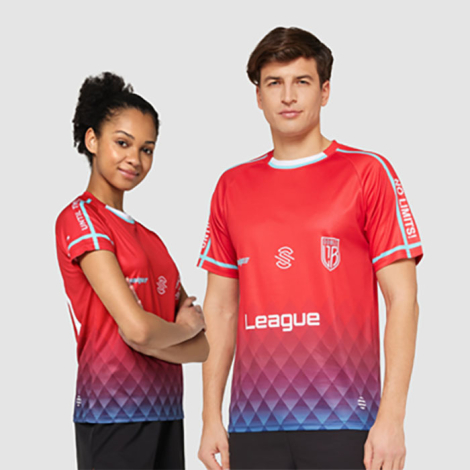 Un homme et une femme portant des t-shirts, avec un visuel imprimé en dégradé et des éléments graphiques sur la poitrine.