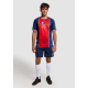 Homme portant une tenue de sport, avec un visuel imprimé en bandes verticales et du texte sur le haut. Homme portant une tenue de sport, avec un visuel imprimé en bandes verticales et du texte sur le haut.