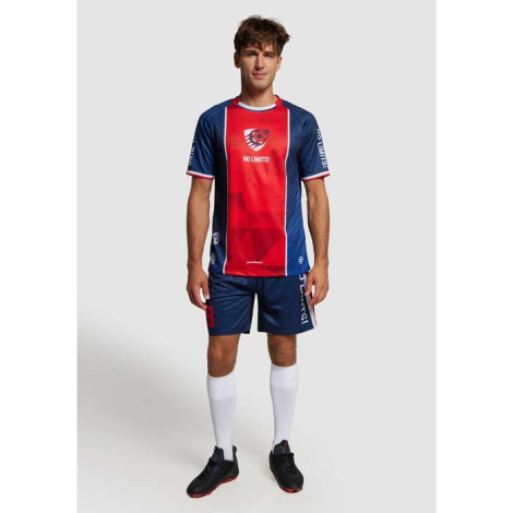 Homme portant une tenue de sport, avec un visuel imprimé en bandes verticales et du texte sur le haut.