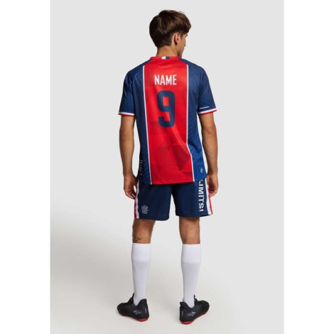 Homme vu de dos portant une tenue de sport, avec un marquage composé d’un nom et d’un numéro centré.