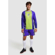 Homme portant une tenue de sport avec veste ouverte, laissant apparaître un t-shirt avec un visuel imprimé et un numéro sur le s Homme portant une tenue de sport avec veste ouverte, laissant apparaître un t-shirt avec un visuel imprimé et un numéro sur le s