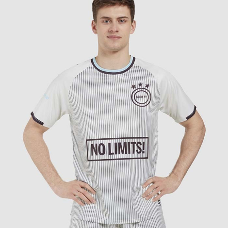 Homme portant un t-shirt à fines rayures, avec un visuel imprimé incluant un symbole et du texte sur l’avant.