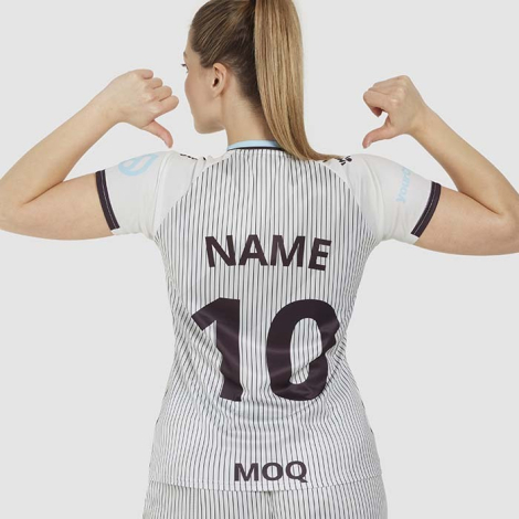 Femme vue de dos portant un t-shirt à fines rayures, avec un marquage composé d’un nom et d’un numéro centré.