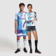 Un homme et une femme portant des tenues de sport, avec un visuel imprimé mêlant formes colorées et texte sur les t-shirts. Un homme et une femme portant des tenues de sport, avec un visuel imprimé mêlant formes colorées et texte sur les t-shirts.