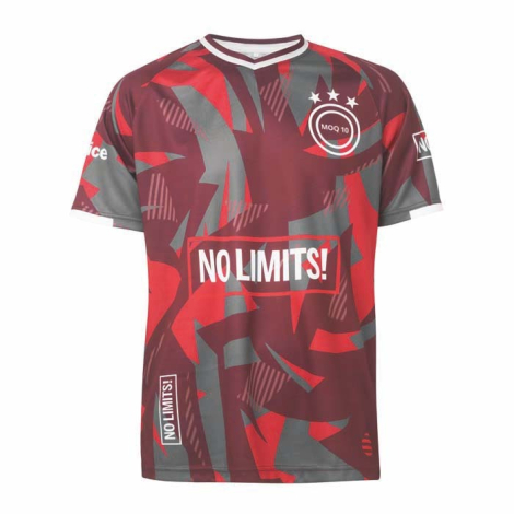 T-shirt à col en V vu de face, avec un visuel imprimé composé de formes abstraites et de texte sur la poitrine.