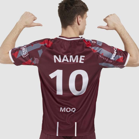 Homme vu de dos portant un t-shirt, avec un marquage composé d’un nom et d’un numéro centré.