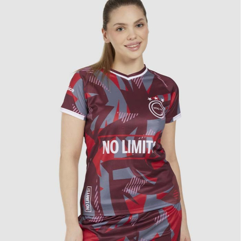 Femme portant un t-shirt, avec un visuel imprimé de formes abstraites et du texte sur la poitrine.