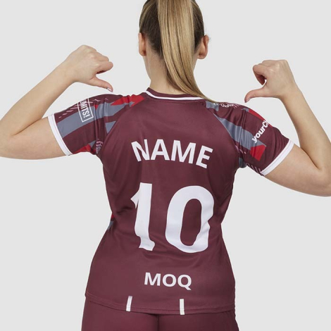 Femme vue de dos portant un t-shirt, avec un marquage composé d’un nom et d’un numéro au centre du dos.