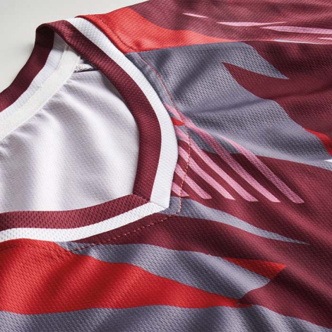 Gros plan sur le col du t-shirt, montrant un tissu texturé avec un motif imprimé.