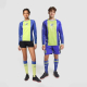 Un homme et une femme portant des tenues de sport à manches longues, avec un visuel imprimé en contraste et des éléments graphiq Un homme et une femme portant des tenues de sport à manches longues, avec un visuel imprimé en contraste et des éléments graphiq