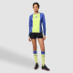 Femme portant une tenue de sport, avec un visuel imprimé comprenant un symbole et du texte sur la face avant. Femme portant une tenue de sport, avec un visuel imprimé comprenant un symbole et du texte sur la face avant.