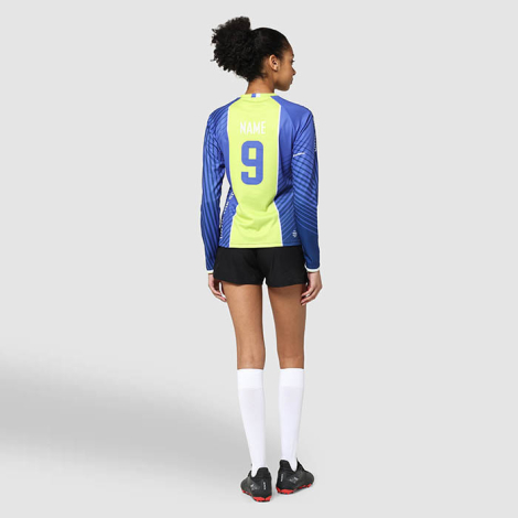 Femme vue de dos portant une tenue de sport, avec un marquage composé d’un nom et d’un numéro centré.