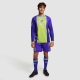 Homme portant une tenue de sport, avec un visuel imprimé en contraste incluant un symbole et du texte sur la poitrine. Homme portant une tenue de sport, avec un visuel imprimé en contraste incluant un symbole et du texte sur la poitrine.