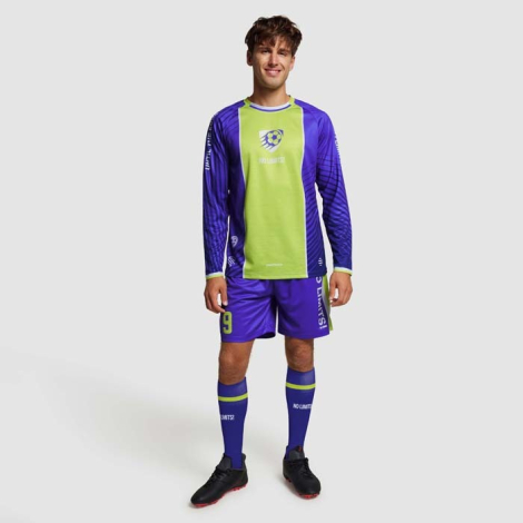 Homme portant une tenue de sport, avec un visuel imprimé en contraste incluant un symbole et du texte sur la poitrine.