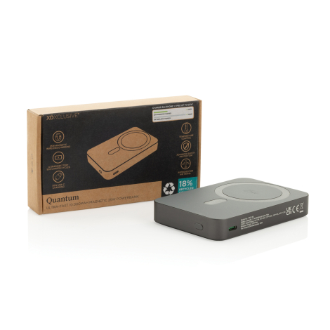 Batterie externe posée à côté de son emballage en carton imprimé sur fond clair, sans marquage apparent