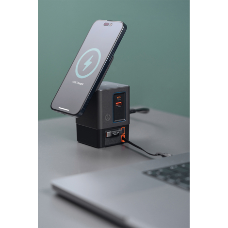 Station de charge utilisée sur un bureau avec smartphone en charge en situation d’usage, sans marquage apparent