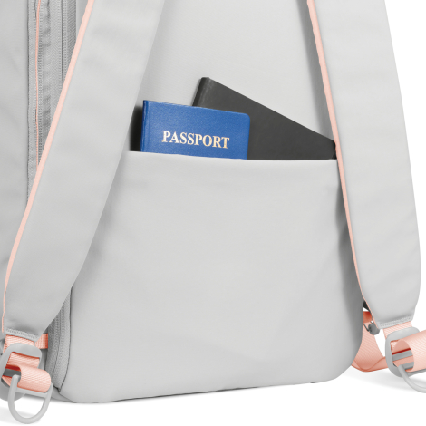 Détail d’une poche arrière avec passeport et ordinateur partiellement visibles, sans personnalisation visible