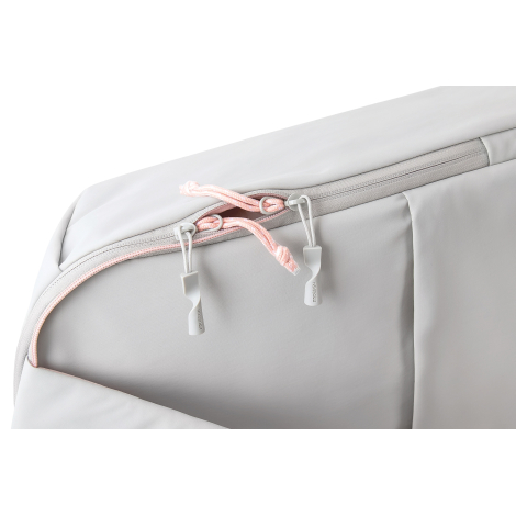 Gros plan des fermetures zippées avec cordons et tirettes sur le sac, sans marquage apparent