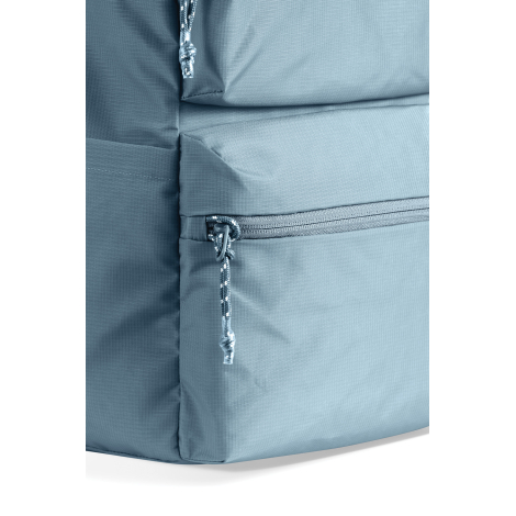 Gros plan d’une poche zippée sur le sac à dos bleu, sans personnalisation visible