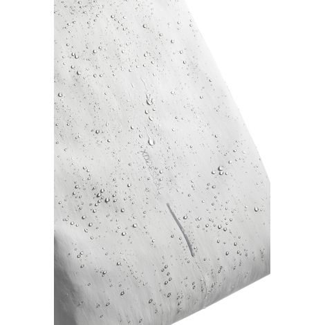 Gros plan du tissu du sac avec gouttes d’eau visibles sur la surface, sans personnalisation apparente