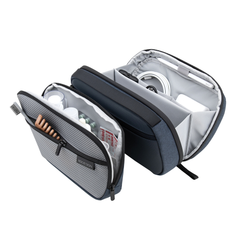 Pochette principale ouverte avec pochette amovible à côté et compartiments intérieurs organisés, sans personnalisation apparente