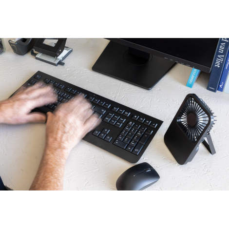 Ventilateur utilisé sur un bureau à côté d’un clavier et d’une souris, en situation d’usage, sans marquage visible