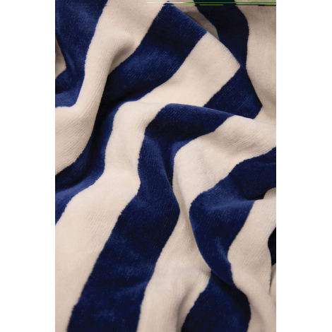 Vue rapprochée du tissu montrant le motif rayé en détail, sans marquage apparent