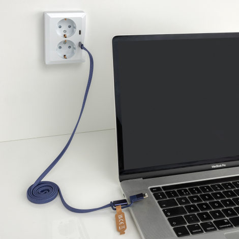Câble branché entre une prise murale et un ordinateur portable, en situation d’utilisation, sans marquage visible