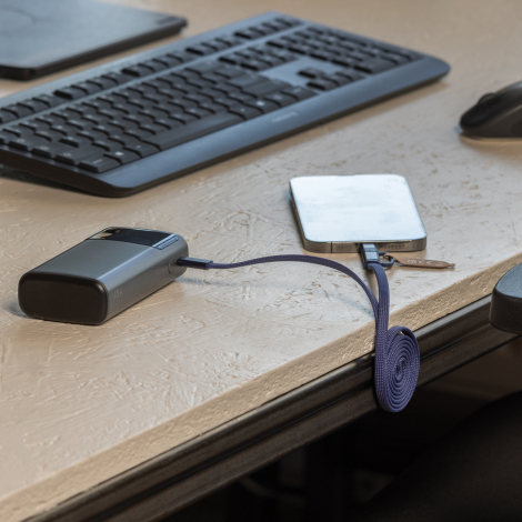Câble connecté à une batterie externe et un appareil sur un bureau, en situation d’usage, sans personnalisation apparente