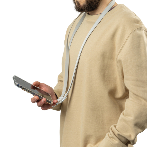 Lanière portée par un homme tenant un smartphone en main, en situation d’utilisation, sans marquage apparent