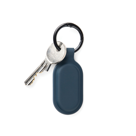 Porte-clés bleu avec clés attachées à l’anneau présenté sur fond clair, sans personnalisation apparente