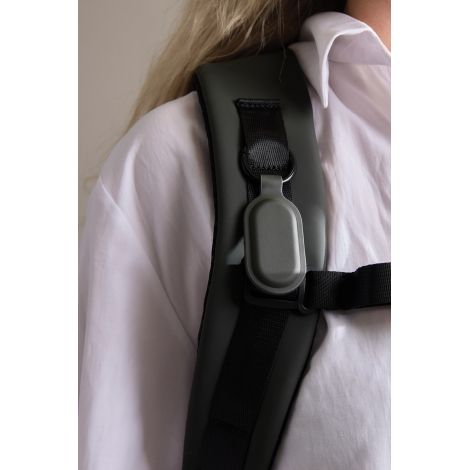 Porte-clés fixé à une sangle portée sur l’épaule d’une personne en situation d’usage, sans personnalisation visible